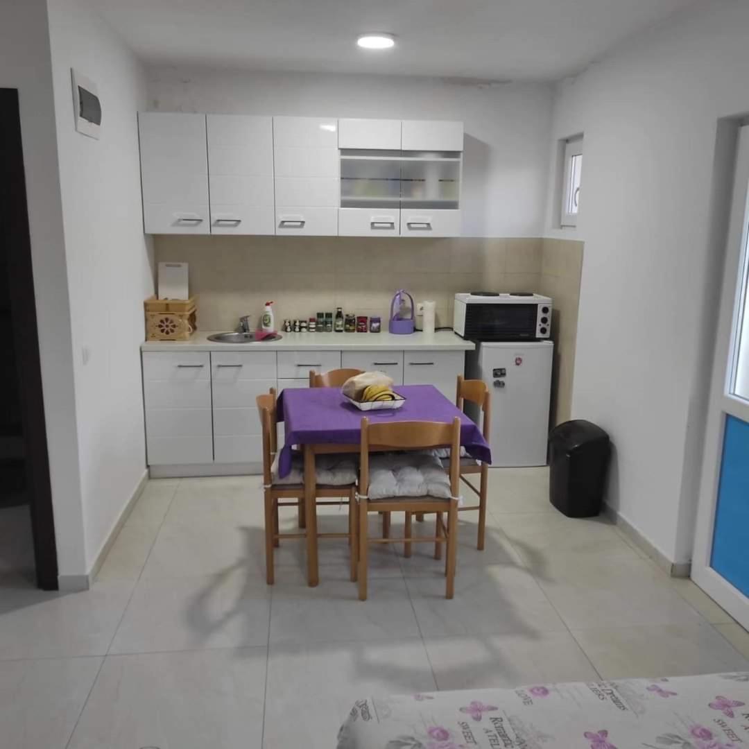 Apartment Perutovic Sutomore Exterior foto