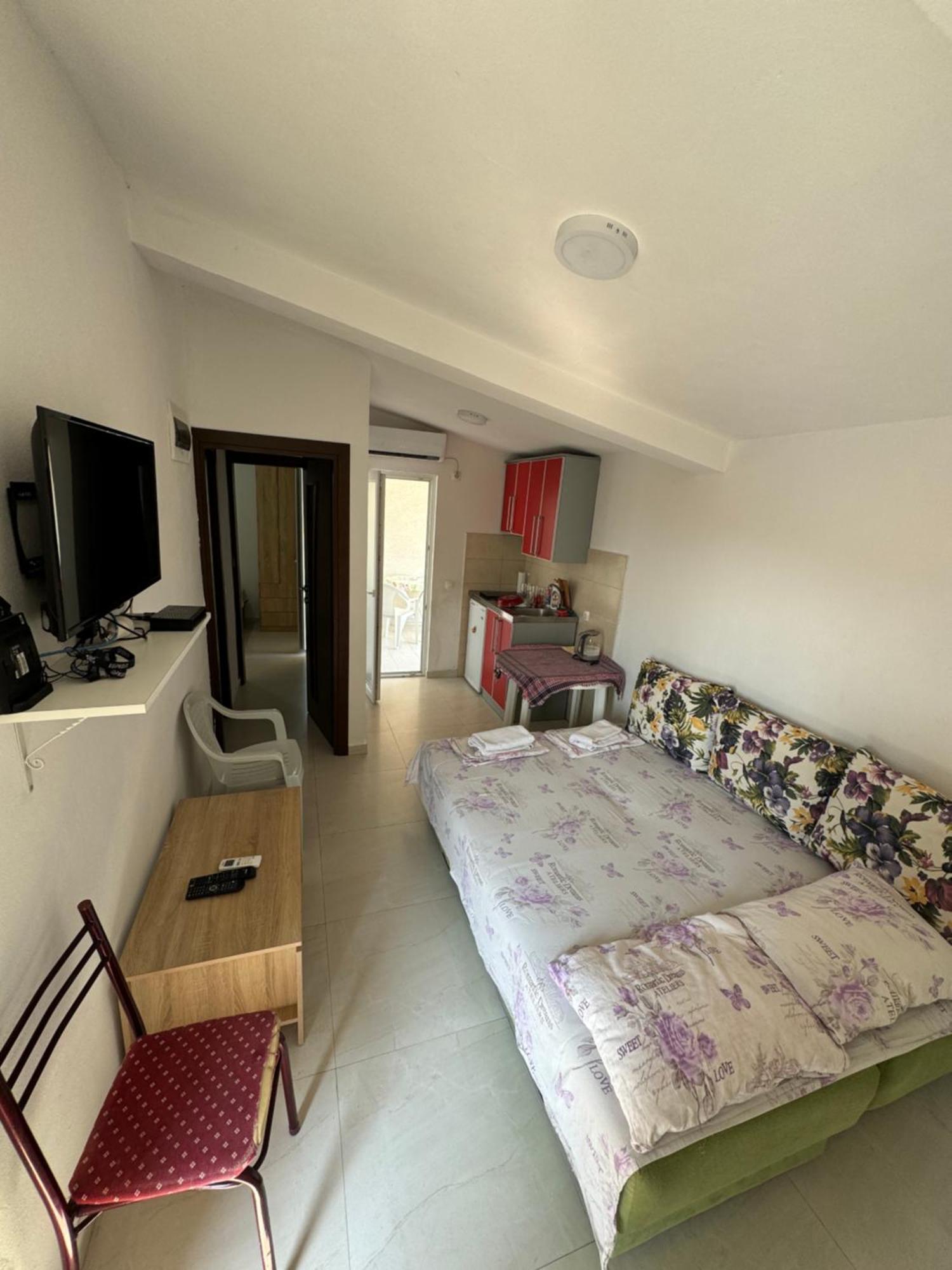 Apartment Perutovic Sutomore Exterior foto