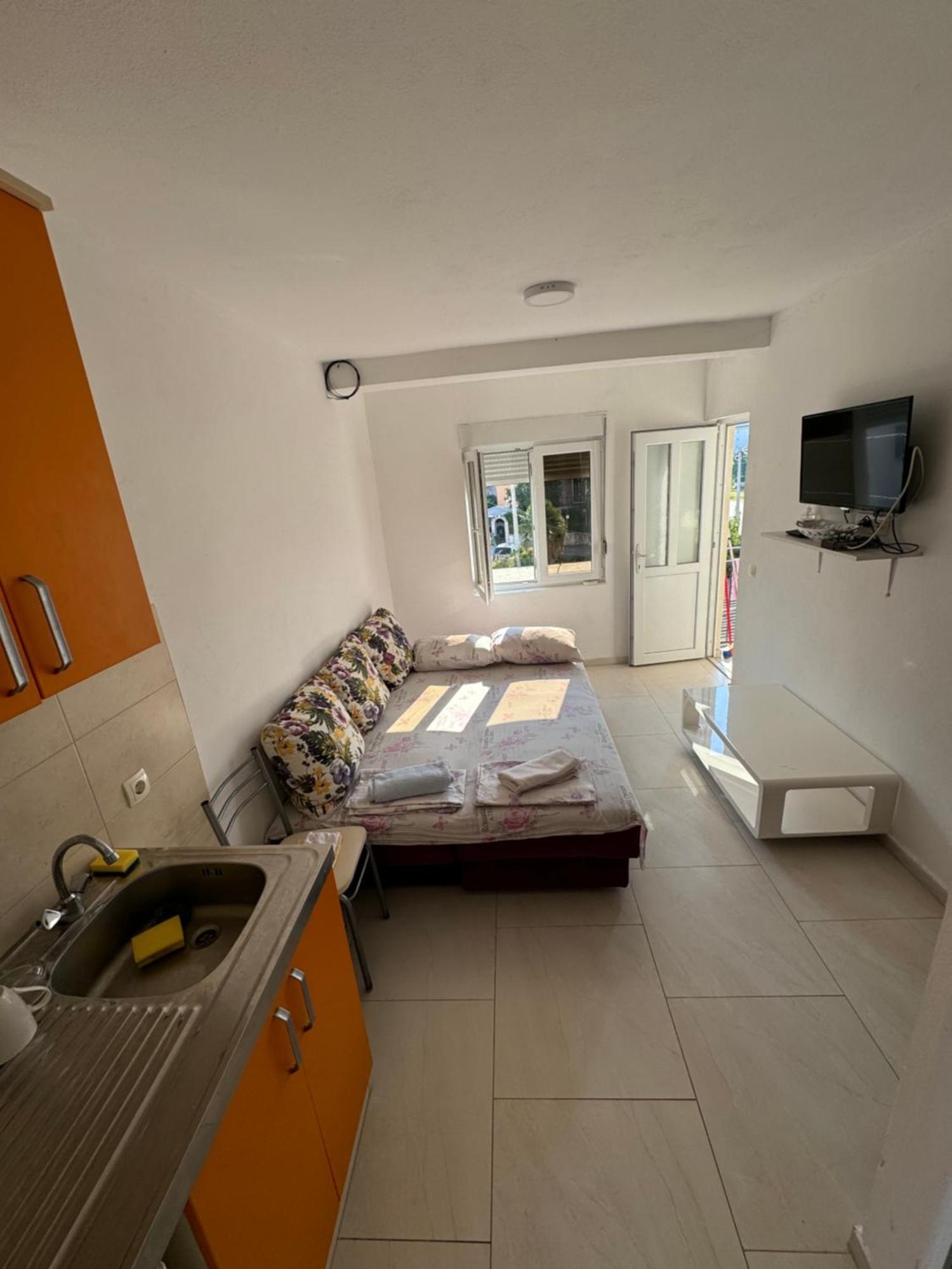 Apartment Perutovic Sutomore Exterior foto